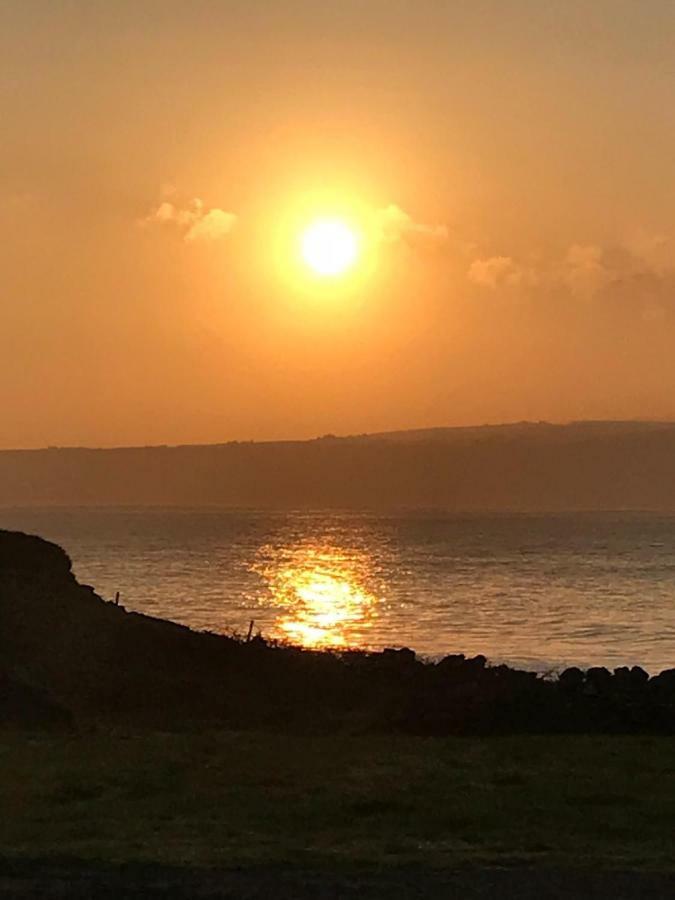Beside The Sea & Minutes From Cliffs-Clahane Shore Lodge ลิสกานเนอร์ ภายนอก รูปภาพ