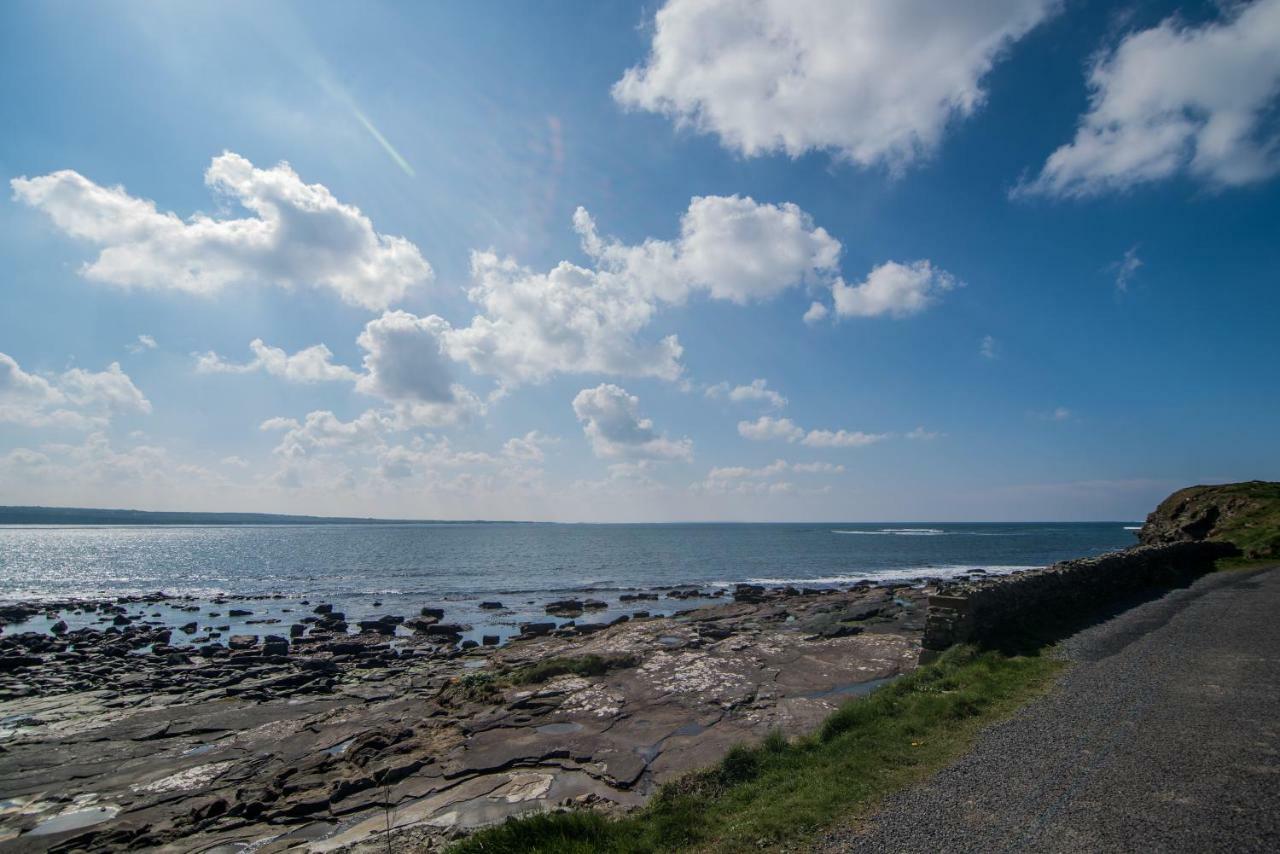 Beside The Sea & Minutes From Cliffs-Clahane Shore Lodge ลิสกานเนอร์ ภายนอก รูปภาพ